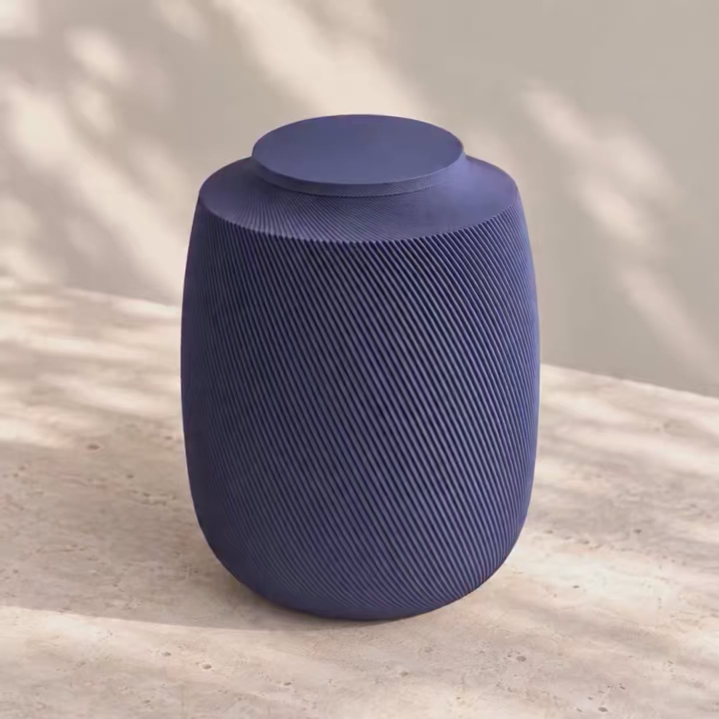 rotating image showing the 200lb aspen urn's texture 